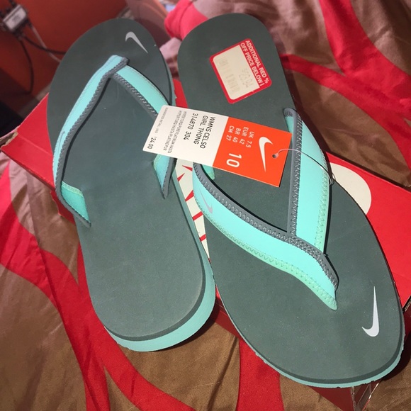 Women's Nike flip flops